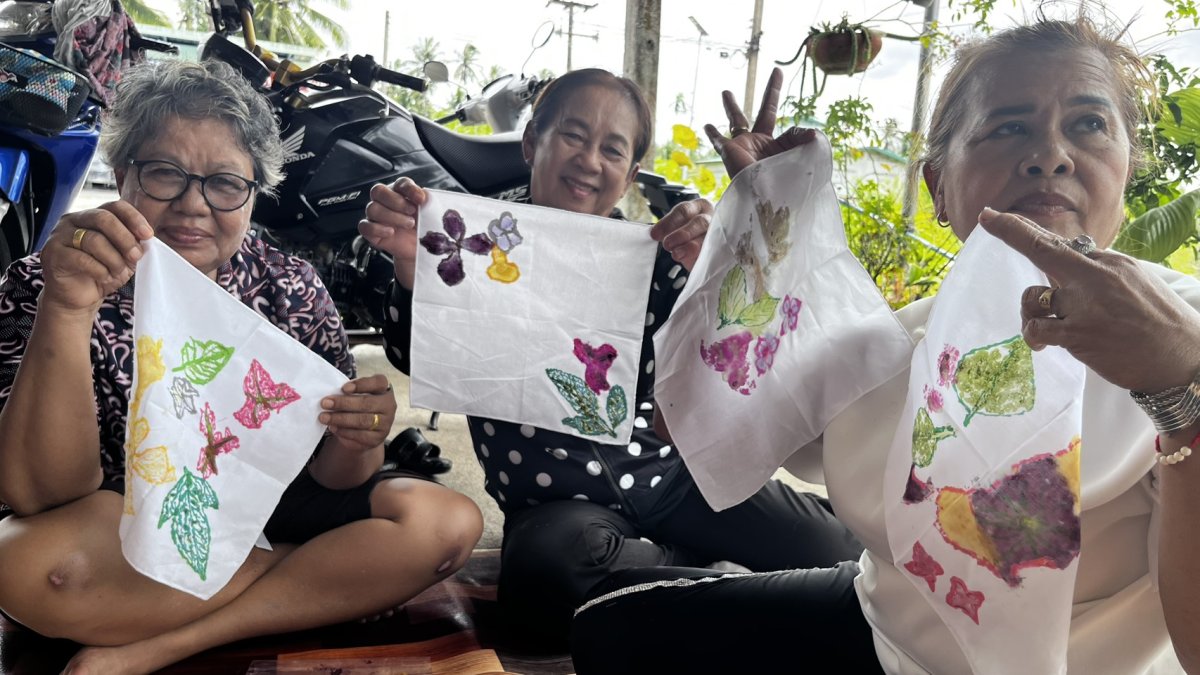 กิจกรรมผู้สูงอายุ มิติสุขภาพ : กิจกรรมศิลป์สร้างสุข สูงวัย ใจเบิกบาน (กิจกรรมศิลป์จากธรรมชาติ ใช้ใบไม้ ดอกไม้ สร้างภาพ งานพิมพ์ภาพจากวัสดุธรรมชาติ)