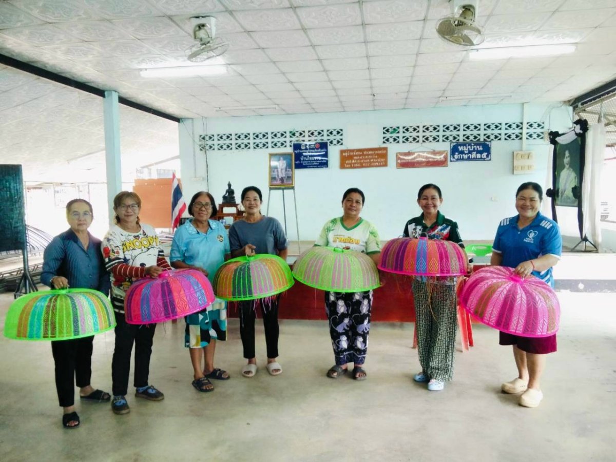 โครงการพัฒนาอาชีพชุมชน หลักสูตรการประดิษฐ์ฝาชีแฟนซีจากหวายเทียม