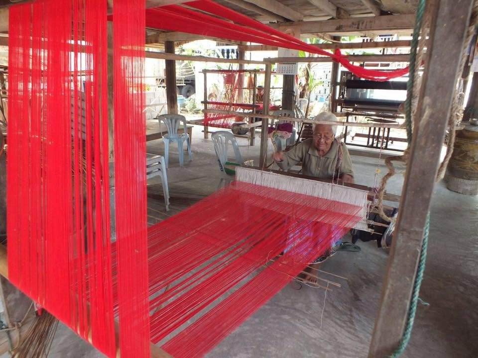 กลุ่มสตรีทอผ้าพื้นเมืองลายโบราณ บ้านสระบัวก่ำ 