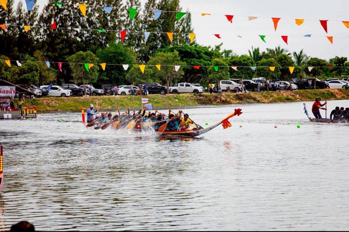 ประเพณีแข่งเรือยาวบึงระหานลูกนก