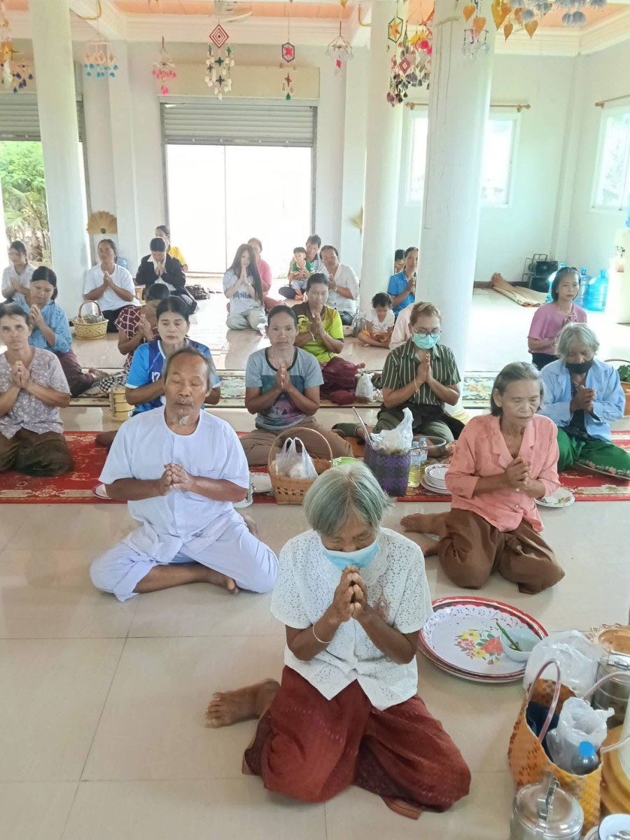 ฟังธรรมะ และทำบุญตักบาตร