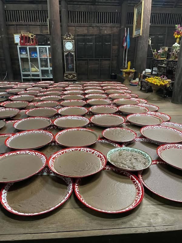 อาหารพื้นถิ่นการทำข้าวปาดก่อกวน