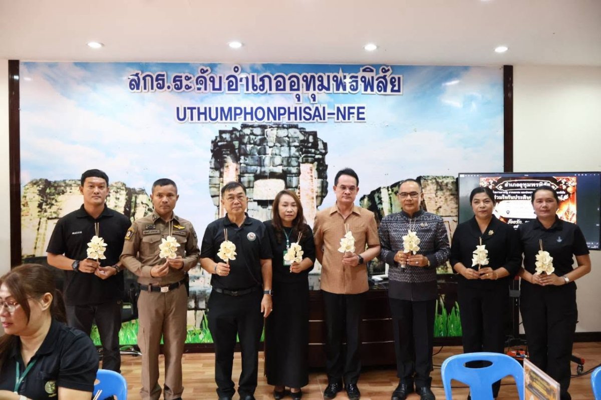 จัดกิจกรรมประดิษฐ์ดอกไม้จันทน์