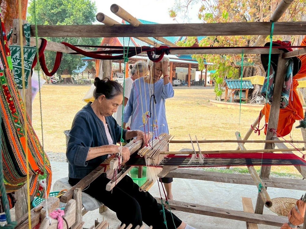 กลุ่มทอผ้าผู้สูงอายุบ้านนาตุ้ม ทอผ้าตีนจกลายโบราณ