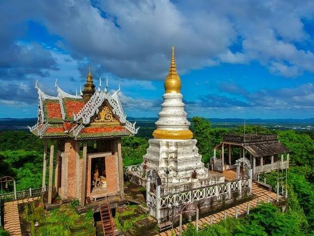 วัดเขาพลอยแหวน
