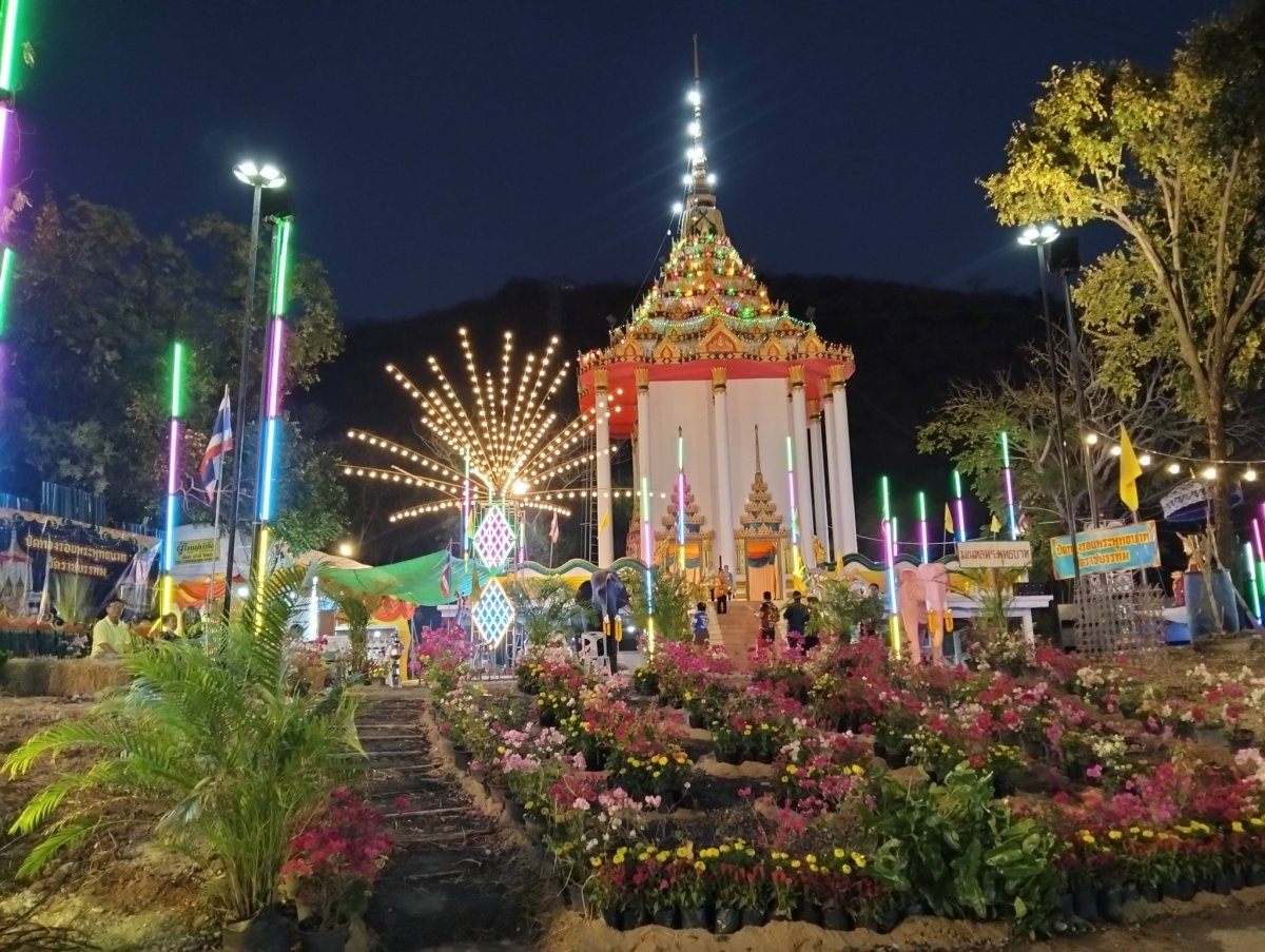 วัดราชบรรทม นมัสการ "รอยพระพุทธบาท"
