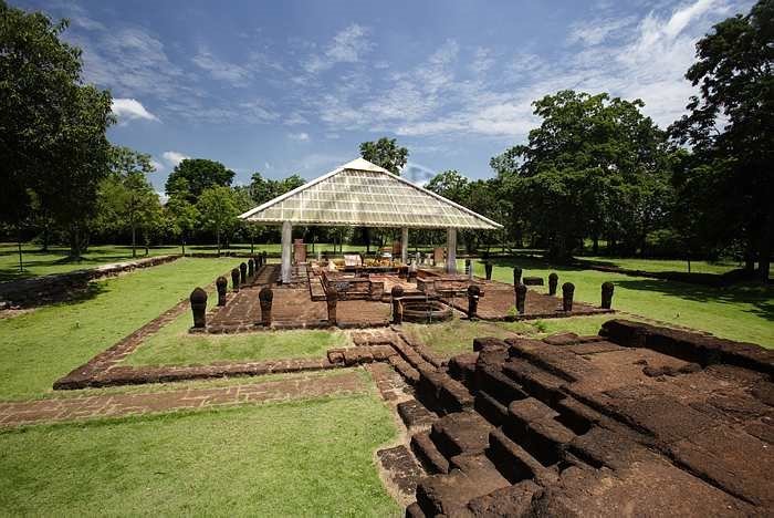 โบราณสถานรอบพระบาทคู่สระมรกต