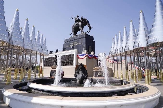 พระบรมราชานุสาวรีย์พระบาทสมเด็จพระพุทธยอดฟ้าจุฬาโลกมหาราช