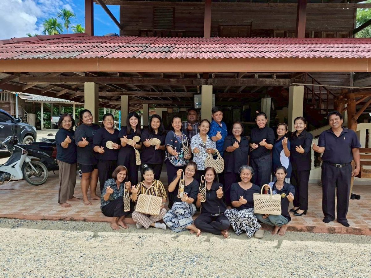 แหล่งเรียนรู้ภูมิปัญญาและพัฒนาอาชีพงานจักสาน "ชมรมผู้สูงอายุวัดกะเปียด" 