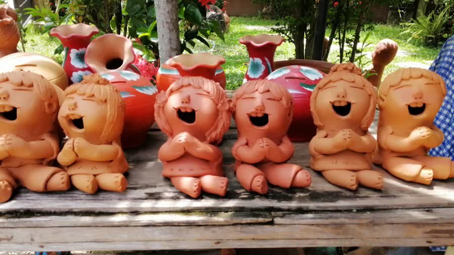 ตุ๊กตาดินยิ้มบ้านป่าตาล