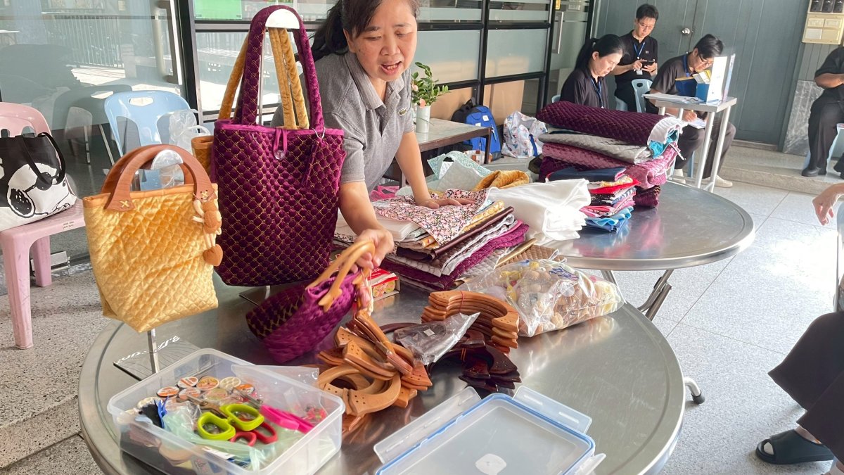นางสาวมณีรัตน์ ขจรกาญจนรักษ์