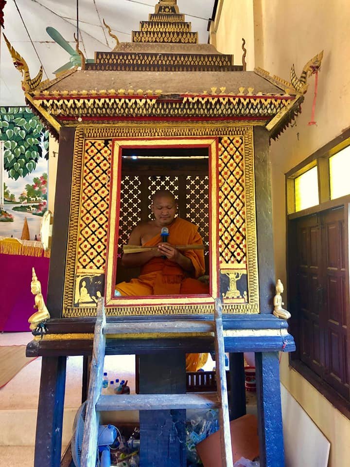 "ธรรมาสน์"  (ทำมาด) ที่นั่งสำหรับพระภิกษุสามเณรนั่งแสดงธรรม