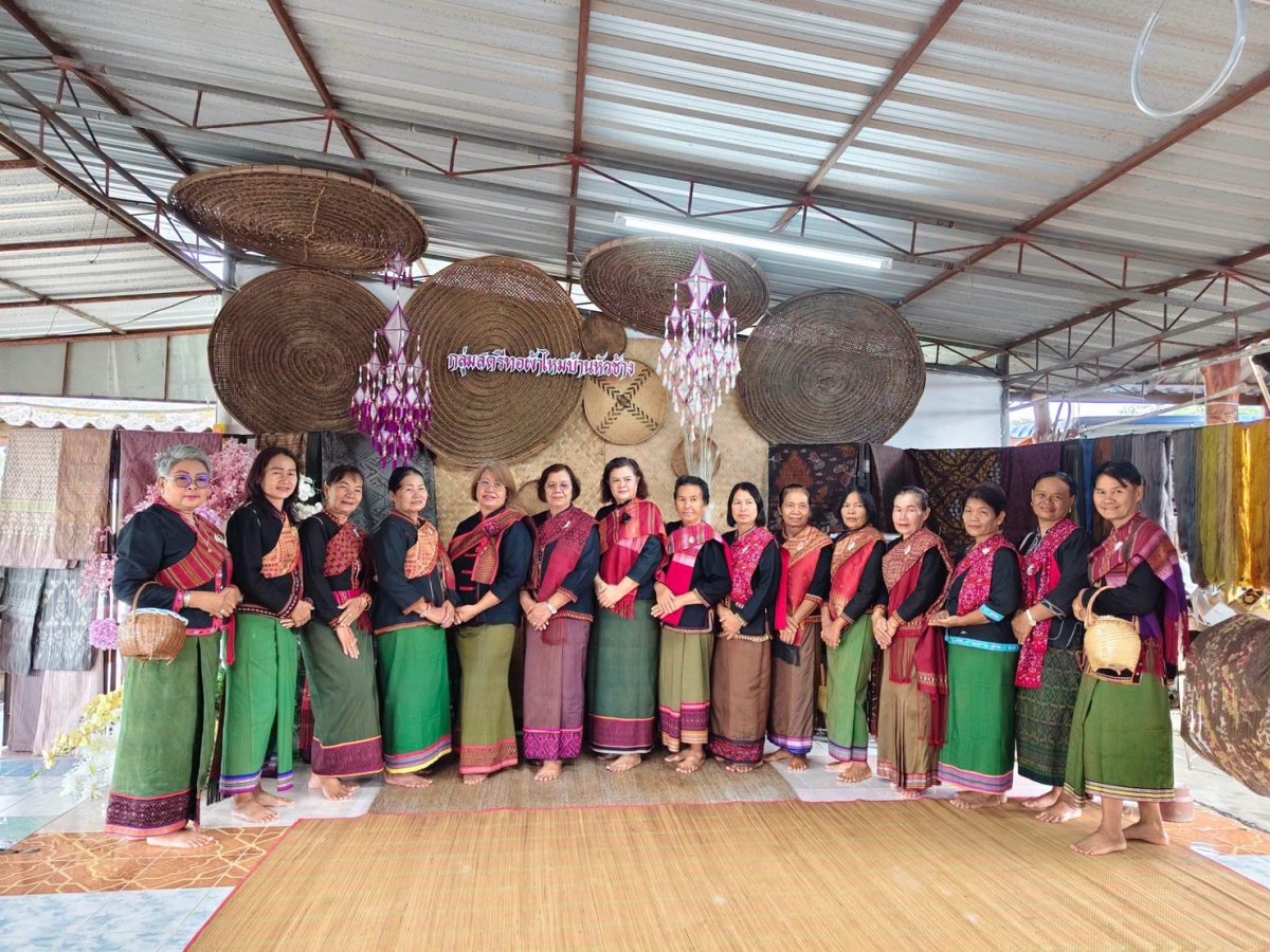 กลุ่มสตรีทอผ้าไหมบ้านหัวช้าง(นายสิทธิ์ศักดิ์  ศรีแก้ว)ประธานกลุ่ม