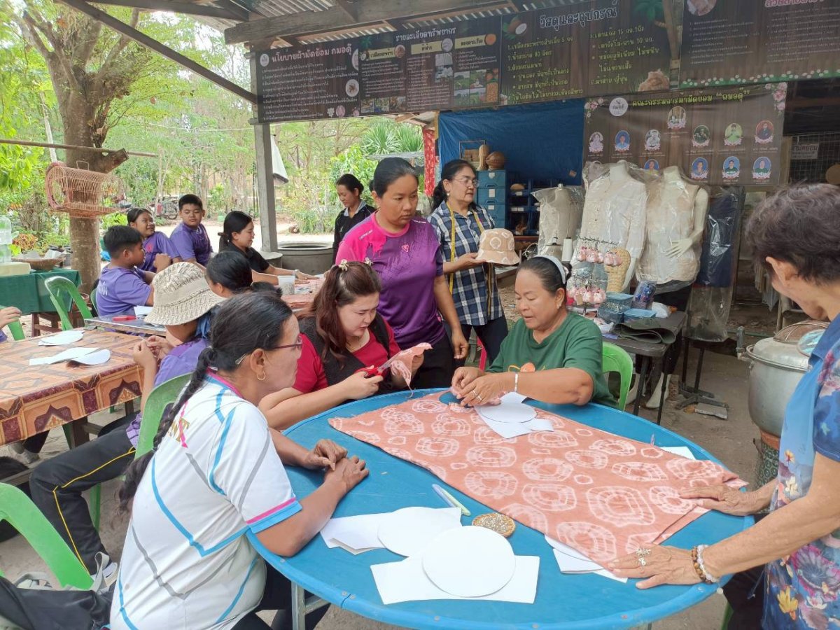 โครงการพัฒนาอาชีพชุมชนหลักสูตรการทำผ้ามัดย้อม