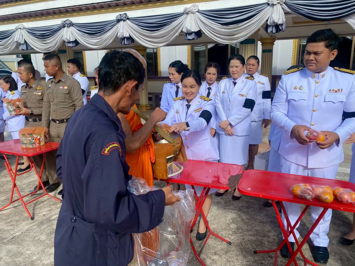 ร่วมตักบาตรในงานราชพิธี