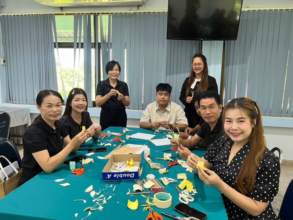 การประดิษฐ์ดอกไม้จันทน์