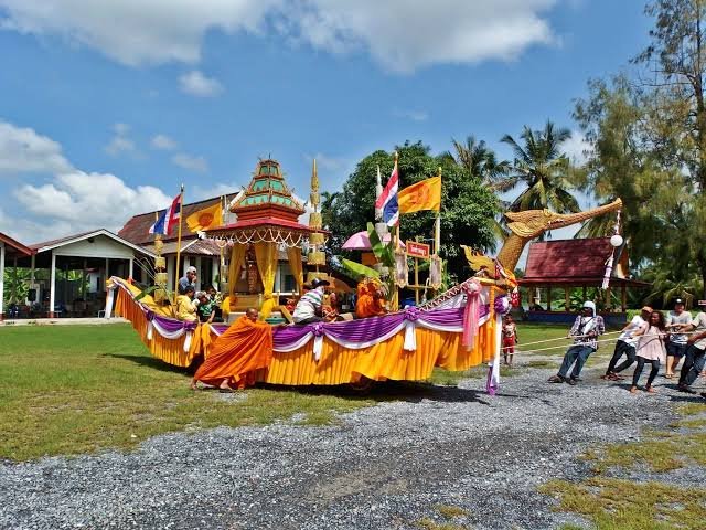 ประเพณีแห่เรือพระ วันออกพรรษา