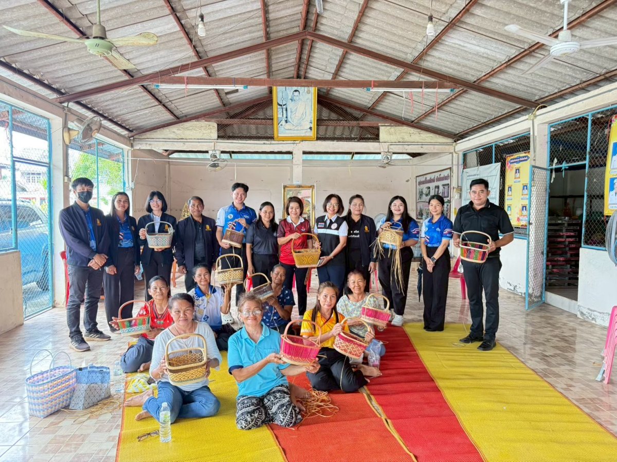 การสานตะกร้าจากเส้นหวายเทียม