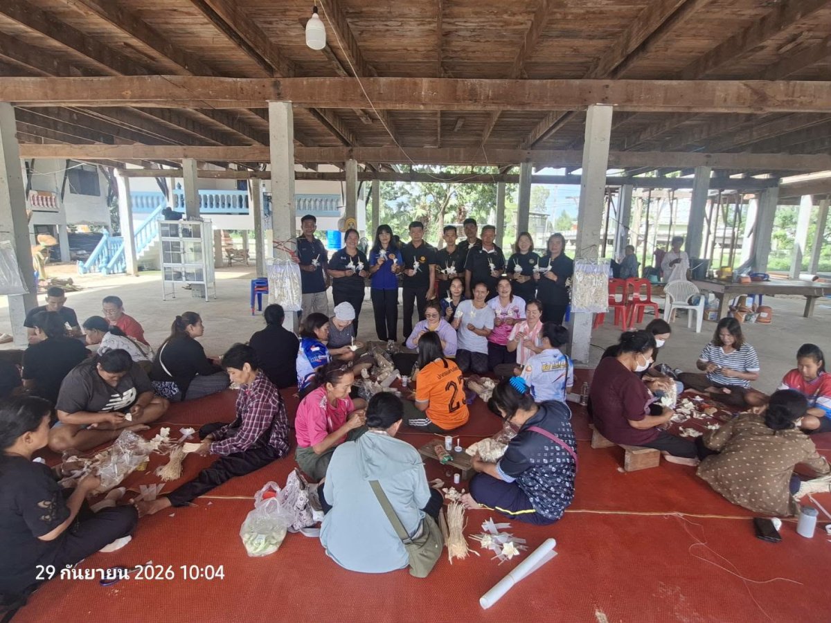การทำดอกไม้จันทน์ในการจัดเตรียมพระราชพิธีถวายพระเพลิงพระบรมศพสมเด็จพระนางเจ้าสิริกิติ์ พระบรมราชินีนาถ พระบรมราชชนนีพันปีหลวง