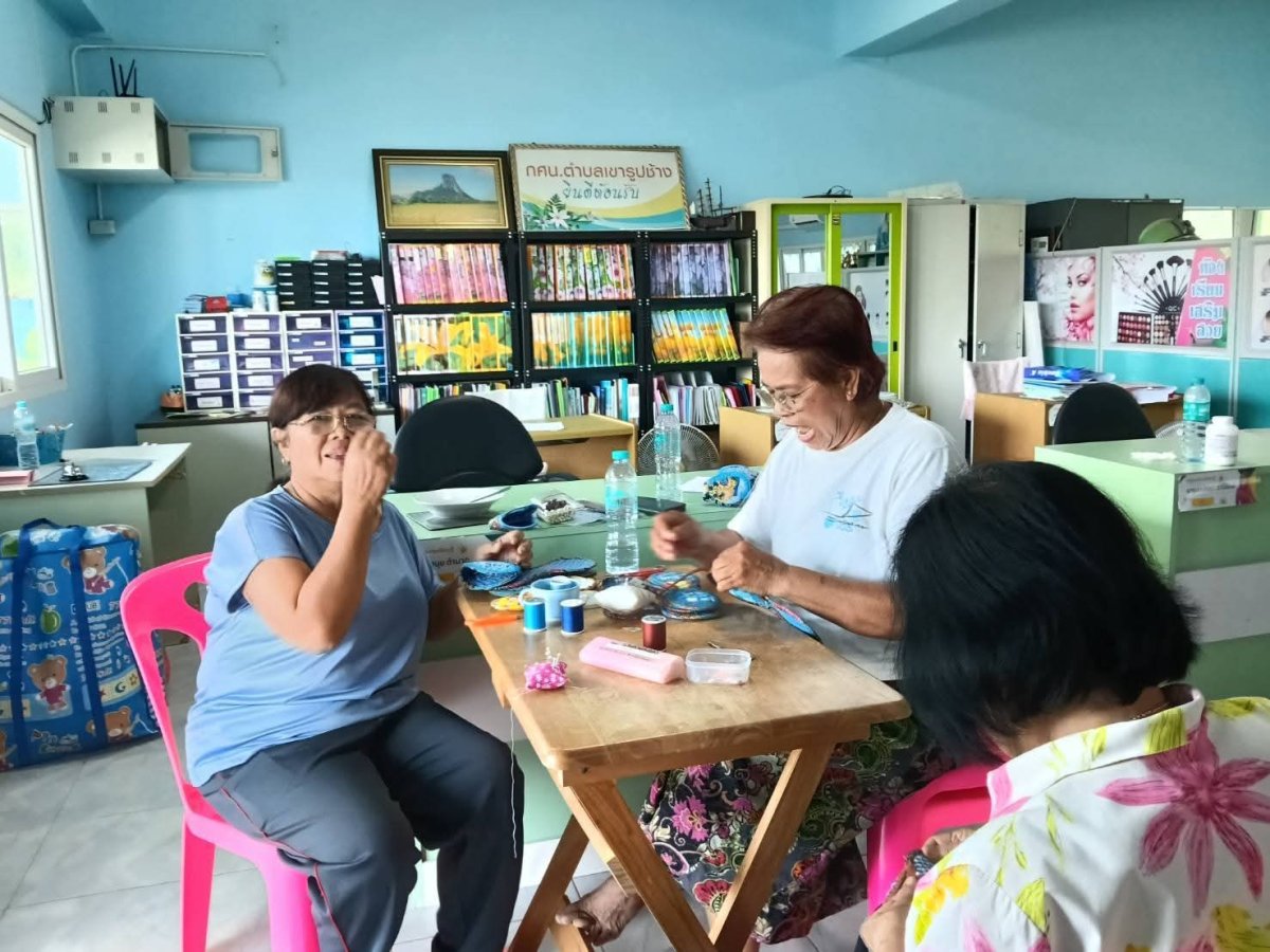 การผลิตสินค้าชุมชน พวงกุญแจลูกปัดมโนราห์+ผ้าทอเกาะยอ+และผ้าปาเต๊ะ